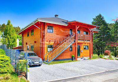 zwei separate Blockhaus-Wohnungen, ein gemeinsames Wohnkonzept, Mehrgenerationen-Blockhaus von LeonWood