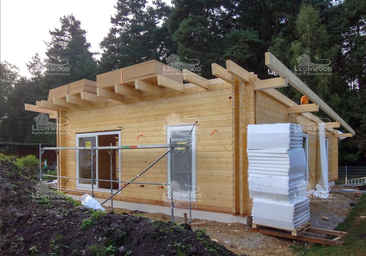 Modernes Pultdach-Holzhaus: „Flatwood Green" von LéonWood ...