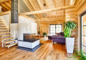 gemütlicher Wohnbereich mit Kamin im Wohnbereich des Blockhaus Espoo deluxe