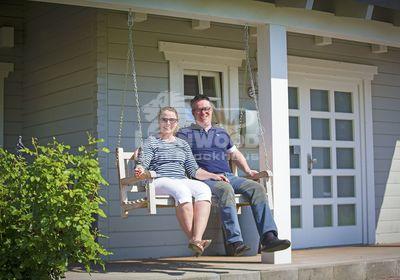 zufriedene Bauherren in ihrem Blockhaus Lancaster von LéonWood®