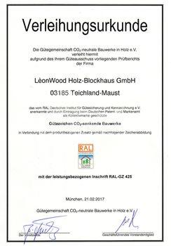 Die Gütegemeinschaft Blockhausbau e.V. verleiht hiermit aufgrund des Ihrem Güteausschuss vorliegenden Prüfberichts der Firma LeonWood Holz-Blockhaus GmbH das vom RAL Deutsches Institut für Gütesicherung und Kennzeichen e.V. anerkannte und durch Eintrag beim Deutschen Patent- und Markenamt als Kollektivmarke geschützte RAL Gütezeichen CO2-senkende Holzbauwerke