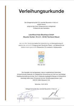 Die Gütegemeinschaft Blockhausbau e.V. verleiht hiermit aufgrund des Ihrem Güteausschuss vorliegenden Prüfberichts der Firma LeonWood Holz-Blockhaus GmbH das vom RAL Deutsches Institut für Gütesicherung und Kennzeichen e.V. anerkannte und durch Eintrag beim Deutschen Patent- und Markenamt als Kollektivmarke geschützte RAL Gütezeichen CO2-senkende Holzbauwerke