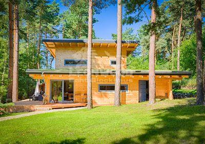 Blockhaus im Bauhausstil, Holzhaus Kalevala von LéonWood®, Schmuckgrundstück bei Berlin