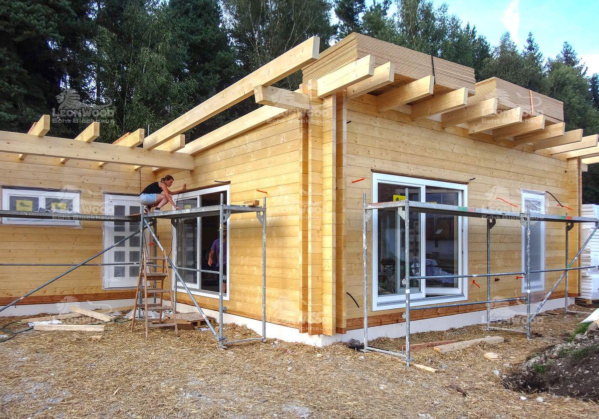 Modernes Pultdach-Holzhaus: „Flatwood Green“ von LéonWood® – August