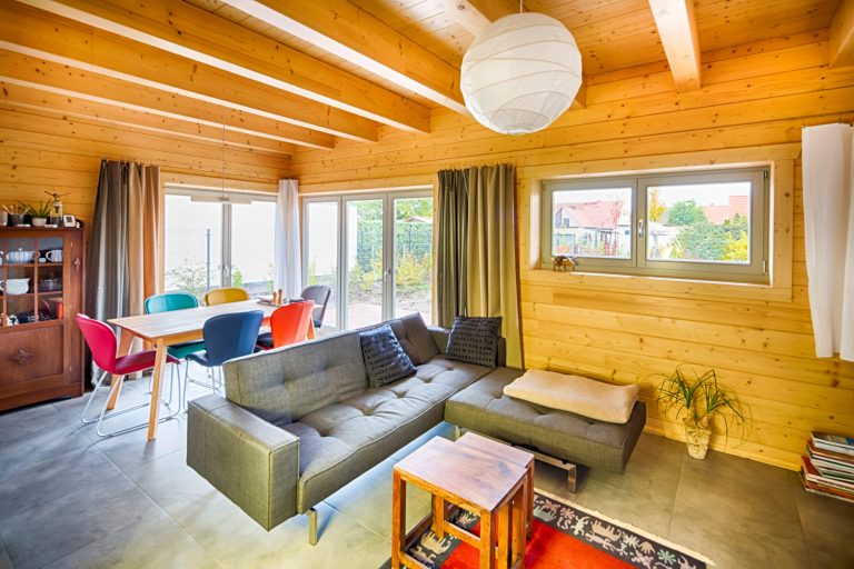 Blockhaus-Cubus-LeonWood_06_grosse Fensterfront im Wohnbereich_rgb