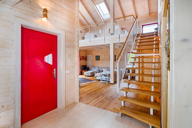 LeonWood-Blockhaus Falcon Grey-Holzhaus_02_Eingangsbereich_rgb