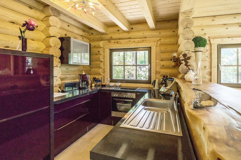 LeonWood-Blockhaus Nordwind_12_Küche mit Rundstamm-Theke