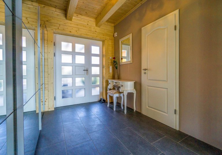 LeonWood-Blockhaus Ontario_08_Eingangsbereich