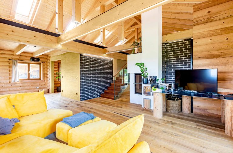 LéonWood-Blockhaus_Alaska_2407L_04_großzügiges_Wohnambiente_RGB