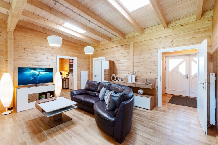 LeonWood-Blockhaus_Flatwood_Green_130_2212SK_07_Sichtdachstuhl_mit_Sparrendach_RGB