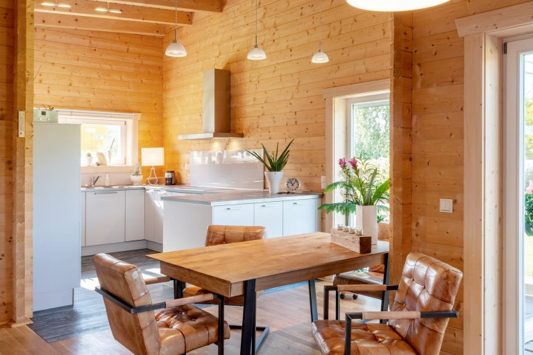 LeonWood-Blockhaus_Flatwood_Green_130_2212SK_10_gemütlich_speisen_RGB