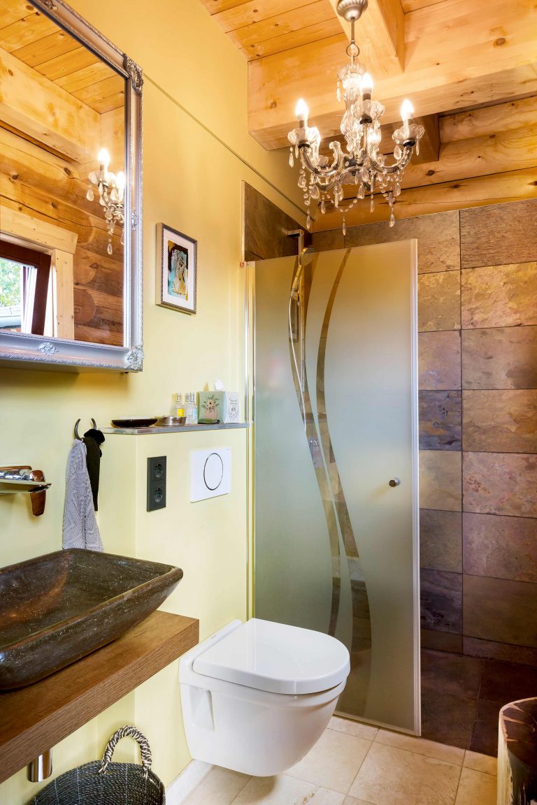 LéonWood-Blockhaus_Husky_2215W_09_Badezimmer_RGB
