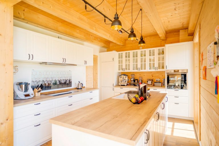 LéonWood-Blockhaus_Leonardo_2213MF_06_Landhausküche_RGB