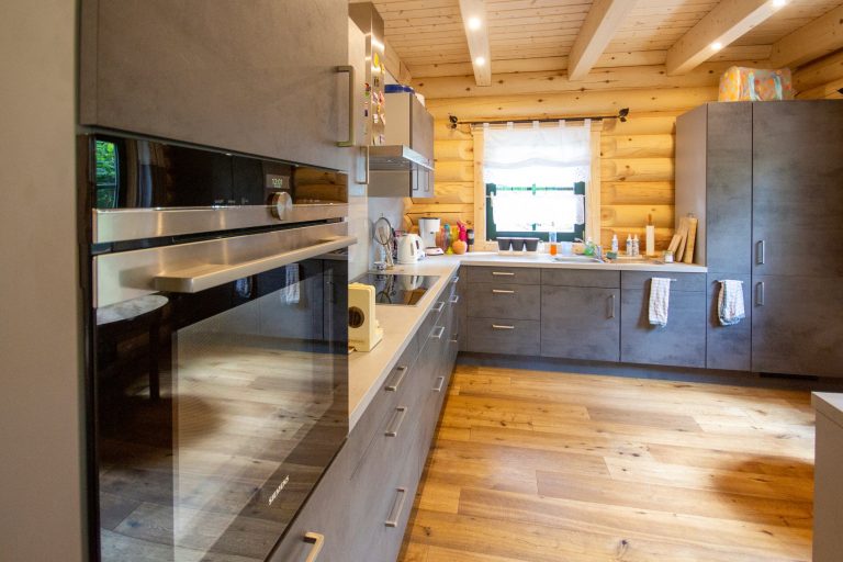 LéonWood-Blockhaus_Mikkeli_2210S_06_moderne_Fronten_in_der_Küche_rgb