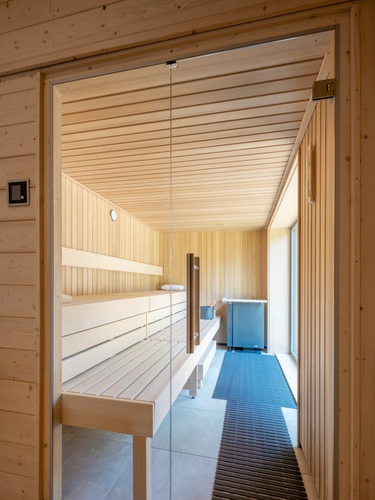 LéonWood-Blockhaus_Residenz_Alexandra_2307G_12_Sauna_mit_Ausblick_RGB