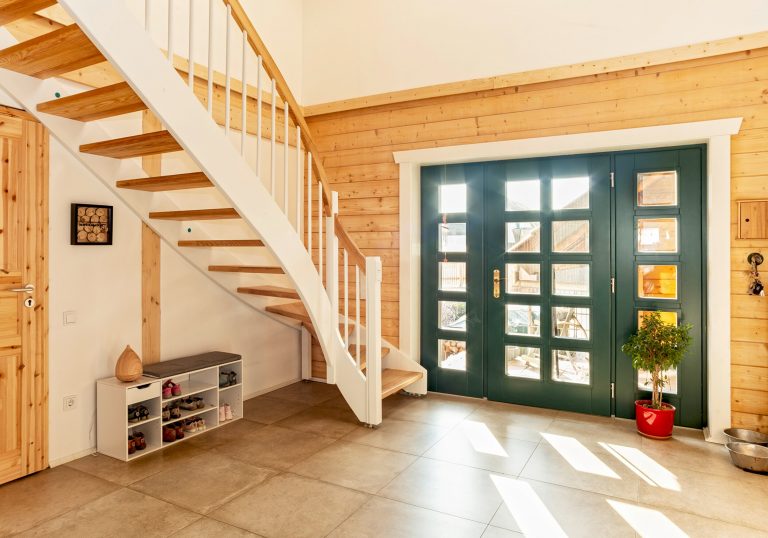 LeonWood-Blockhaus_Tuscaloosa-II_2203M_12_Hauseingang_RGB