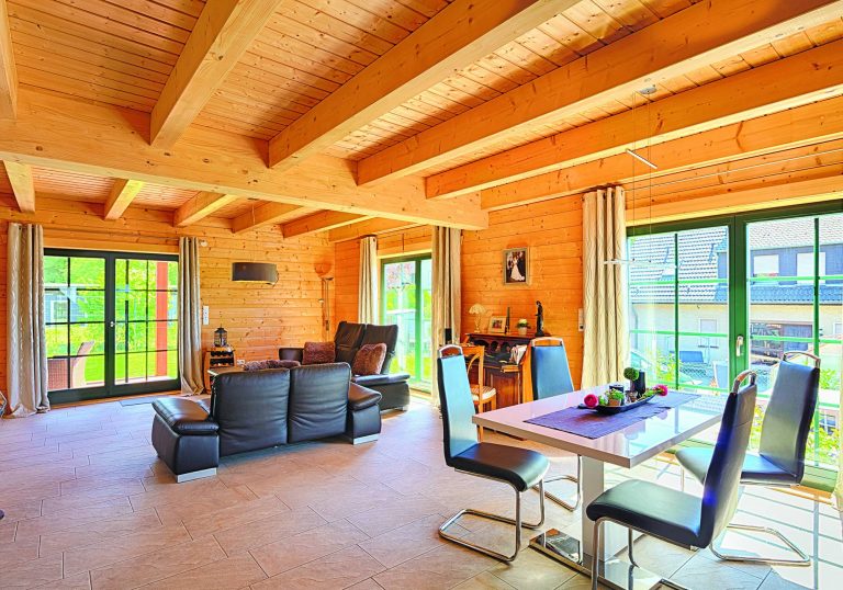 LeonWood-Blockhaus_Villa-Certaldo_05_Holzoptik_sichtbare_Sparren_compressed