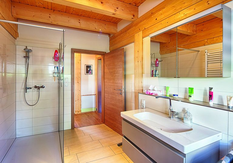 LeonWood-Blockhaus_Villa-Certaldo_07_Badezimmer_compressed