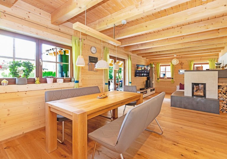 LeonWood-Blockhaus_Villa-Siena_2201F_05_offenes_Wohnraumkonzept_RGB