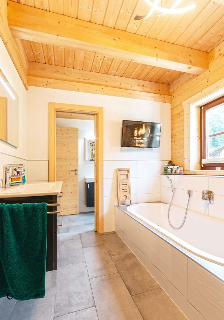 LeonWood-Blockhaus_Villa-Siena_2201F_10_separates_Wannenbad_RGB