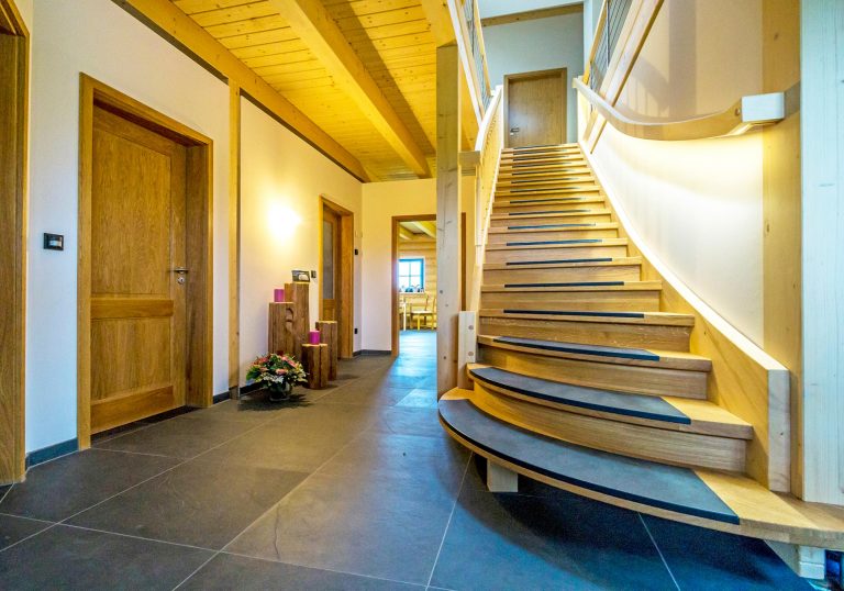 LeonWood-Naturstammhaus_Yukon-Canada_06_Hausflur_Treppe_rgb