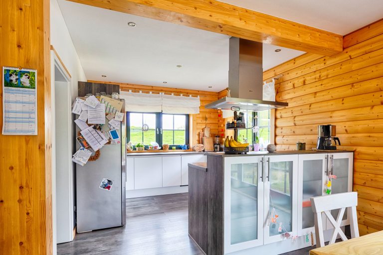 LeonWood_Blockhaus_Finnari_2002K_07_moderne_Küche_rgb