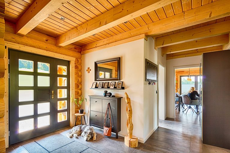 LeonWood_Blockhaus_Kodiak-Country_1808P_08_Herzlich_Willkommen_rgb