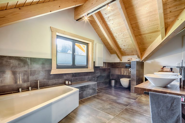 LeonWood_Blockhaus_Kodiak-Country_1808P_09_Badezimmer_rgb