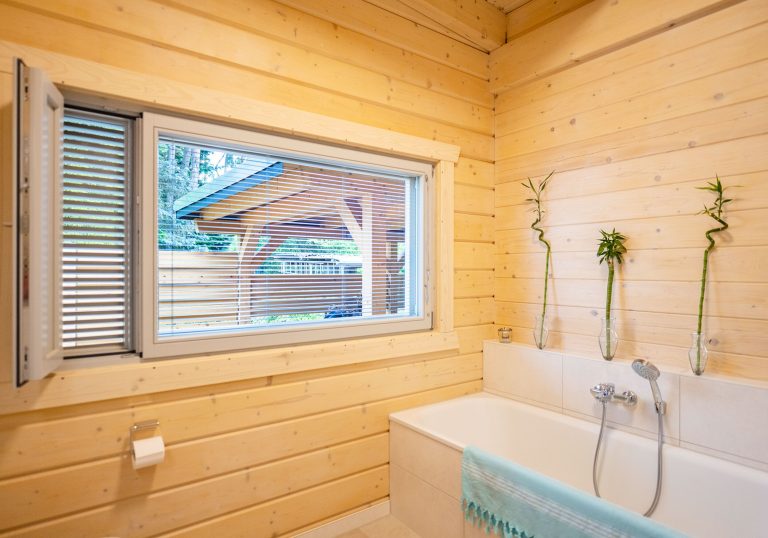 LeonWood_Blockhaus_Vantaa_2206G_09_Bad_mit_Polarfenster_RGB