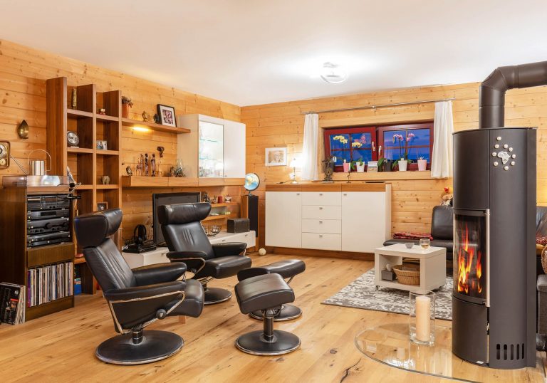 LeonWood_Blockhaus_Victoria_2211U_07_Entspannen_vorm_Ofen_RGB