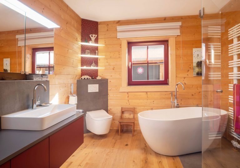 LeonWood_Blockhaus_Victoria_2211U_09_Badezimmer_mit_Wanne_RGB