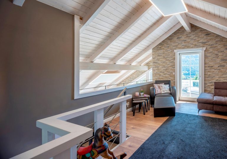 LéonWood_Blockhaus_Vinoverde_I_2310B_11_Galerie_mit_Balkonzugang_RGB