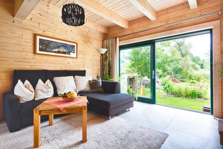 Leonwood_Blockhaus_Alpina One_1713HH_08_Blick in Garten_rgb