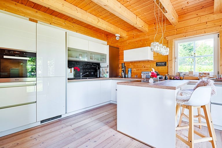 Leonwood_Blockhaus_Leonardo_2007W_09_gradlinige_moderne_Küche_rgb