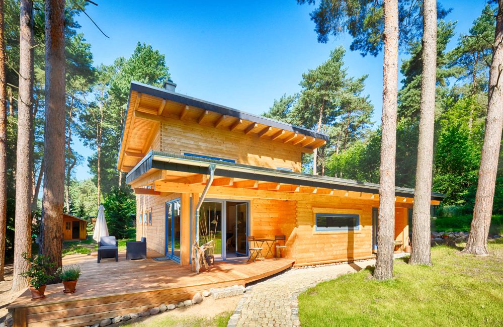 LeonWood-Blockhaus Kalevala_03_Terrassenansicht_rgb