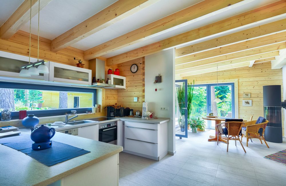 LeonWood-Blockhaus Kalevala_08_offener Koch-Essbereich_rgb