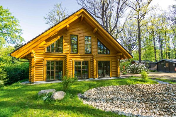 LeonWood-Blockhaus Nordwind_02_großzügig verglaster Giebel