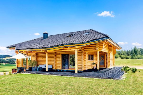 LéonWood-Blockhaus_Alaska_2407L_01_Außenaufnahme_ohne Nachbar_RGB