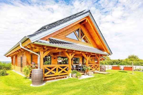 LéonWood-Blockhaus_Elch_2403R_02_Ausbauvariante_mit_Giebel_RGB