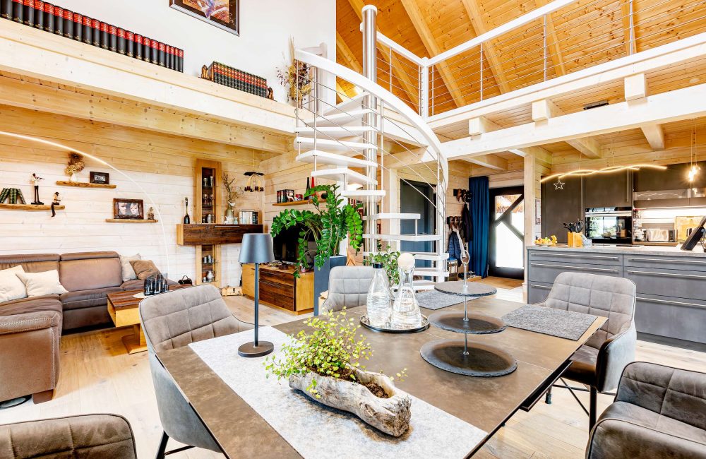 LéonWood-Blockhaus_Elch_2403R_06_offener_Luftraum_mit_Galerie_RGB