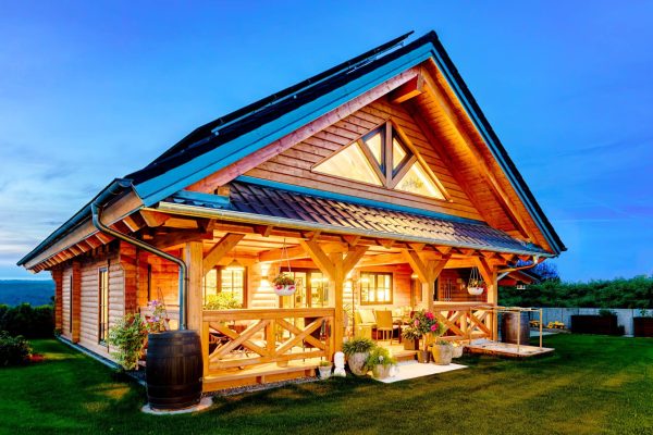 LéonWood-Blockhaus_Elch_2403R_13_Sommerabend_auf_Terrasse_RGB