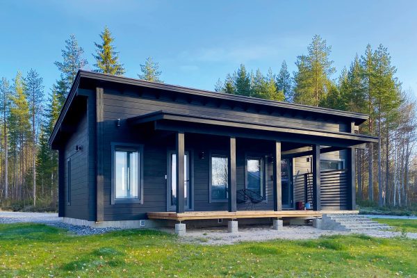 LeonWood-Blockhaus_Ilpo_2401_01_Außenansicht_RGB