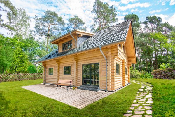 LéonWood-Blockhaus_Mikkeli_2210S_01_Außenaufnahme_rgb