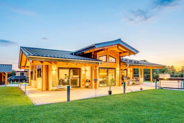 LéonWood-Blockhaus_Montfort_2510_01_Außenansicht_RGB