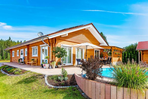 LéonWood-Blockhaus_Rex_2410E_01_Außenaufnahme_RGB