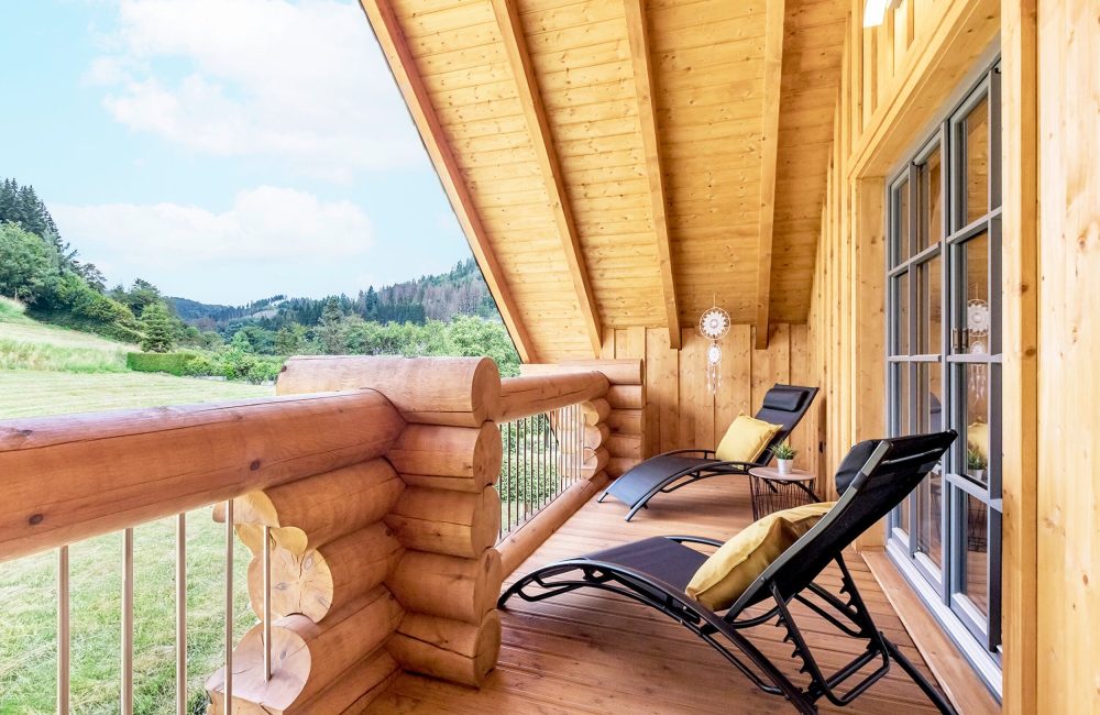 LéonWood-Blockhaus_Scout_2305H_11_Balkon_mit_Aussicht_RGB