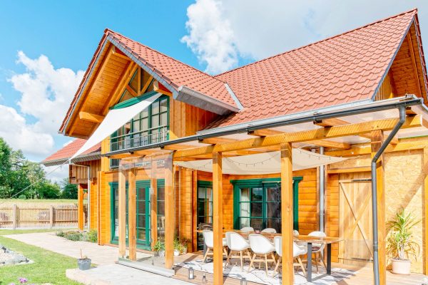 LeonWood-Blockhaus_Tuscaloosa-II_2203M_02_Zwerchgiebel_Wintergarten_RGB