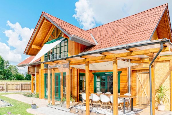 LeonWood-Blockhaus_Tuscaloosa-II_2203M_02_Zwerchgiebel_Wintergarten_RGB