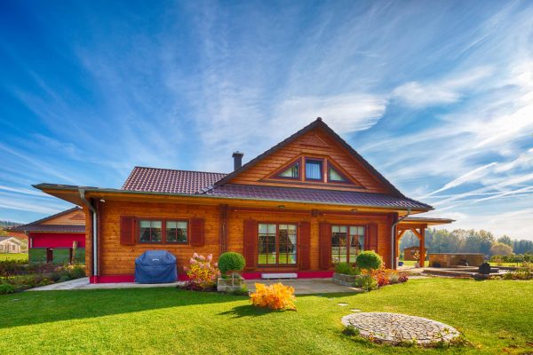 LeonWood_Blockhaus_Canada_03_Giebelfront mit großen Fenstern_rgb