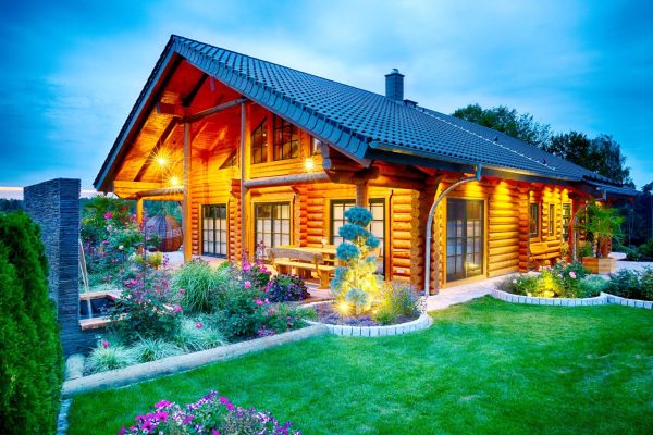 LeonWood_Blockhaus_Espoo-deluxe_1706S_09_Außenaufnahme_Dämmerung_neu_RGB